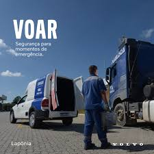Mecânico do atendimento VOAR diante de um caminhão Volvo